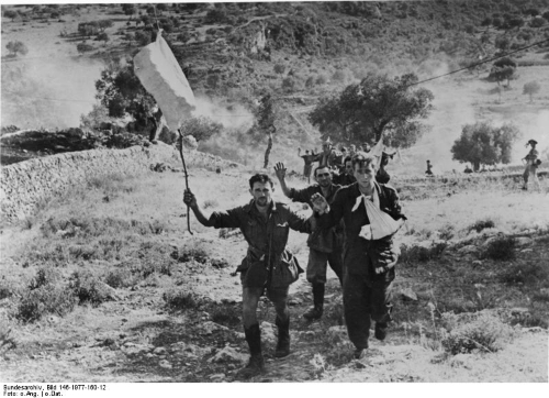 Bundesarchiv_Bild_146-1977-160-12,_Italienische_Soldaten_ergeben_sich_500px