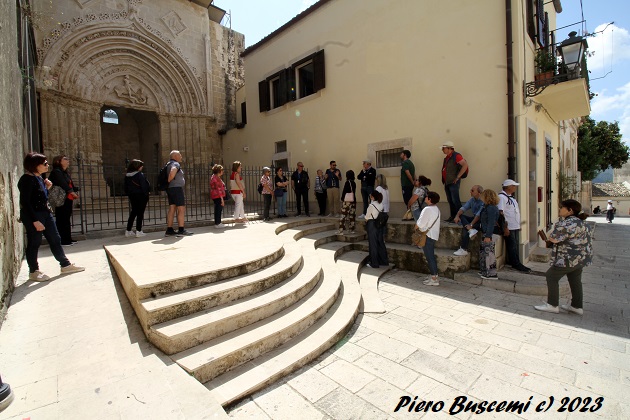 Il gruppo riunito davanti al Portale di San Giorgio