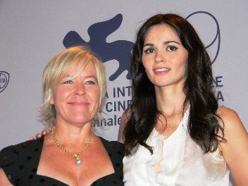 Romina Mondello e la produttrice.jpg