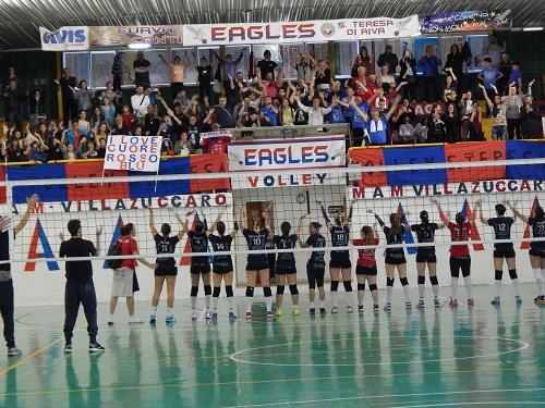 dopo la vittoria le ragazze ringraziano la tifoseria